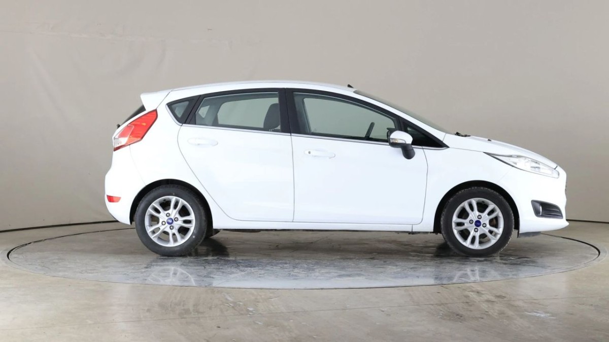 FORD FIESTA 1.6 ZETEC 5D 104 BHP - 2016 - £10,790
