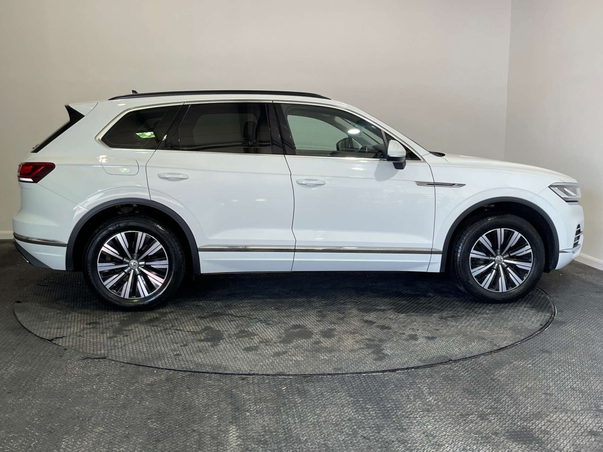 VOLKSWAGEN TOUAREG 2019 (19) 3.0 TDI V6 SEL SUV 5DR DIESEL TIPTRONIC 4MOTION EURO 6 (S/S) (231 PS) - 2019 - £23,500