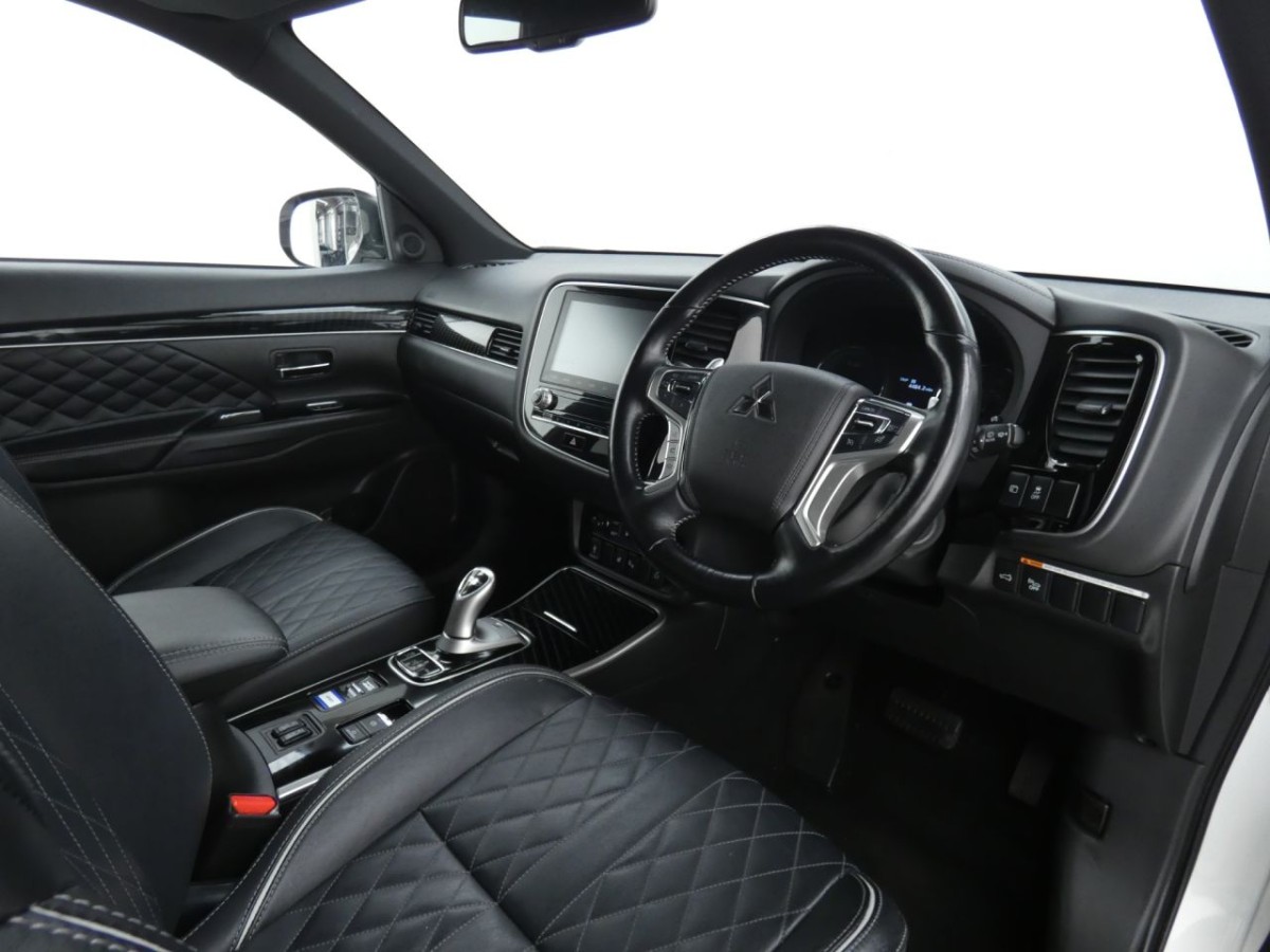 MITSUBISHI OUTLANDER 2.4 PHEV EXCEED 5D 222 BHP - 2020 - £15,700