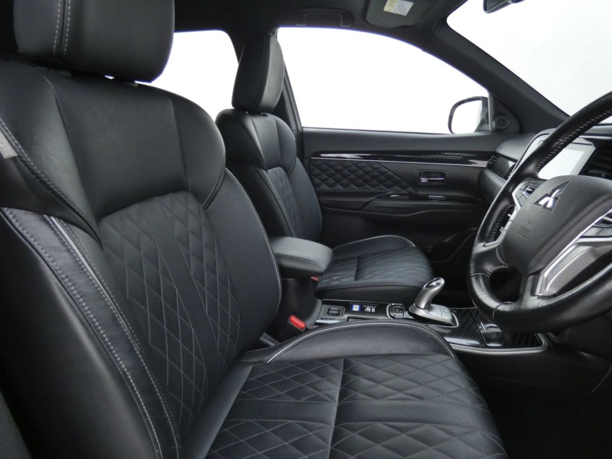 MITSUBISHI OUTLANDER 2.4 PHEV EXCEED 5D 222 BHP - 2020 - £15,700