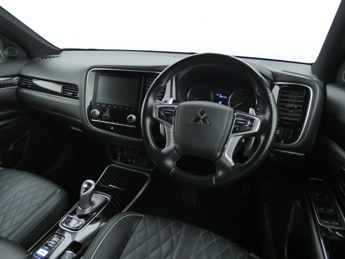 MITSUBISHI OUTLANDER 2.4 PHEV EXCEED 5D 222 BHP - 2020 - £15,700