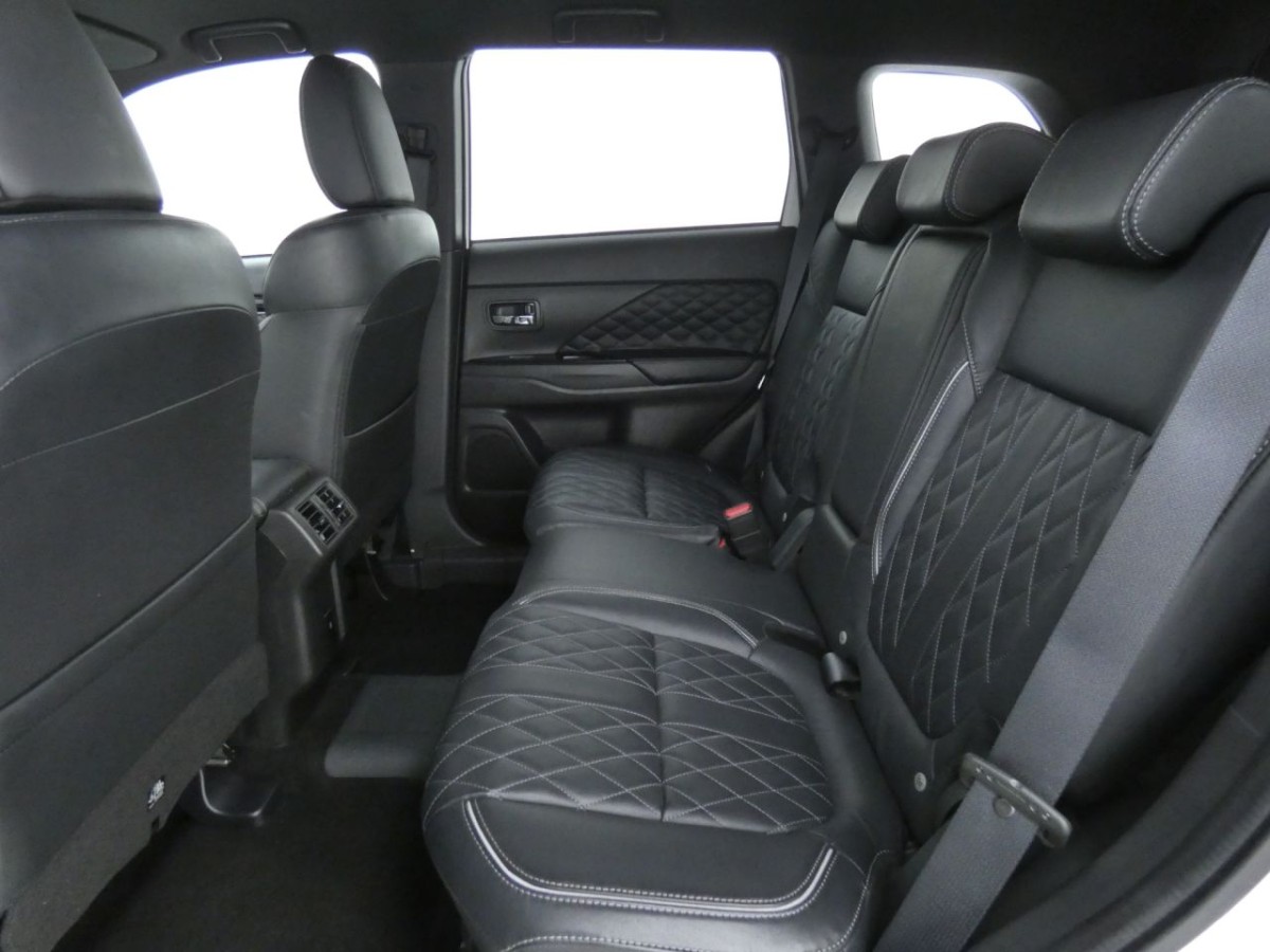 MITSUBISHI OUTLANDER 2.4 PHEV EXCEED 5D 222 BHP - 2020 - £15,700