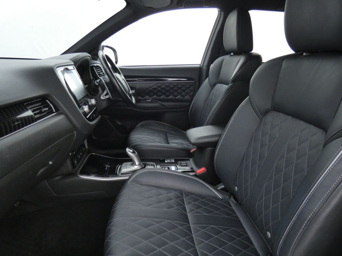 MITSUBISHI OUTLANDER 2.4 PHEV EXCEED 5D 222 BHP - 2020 - £15,700