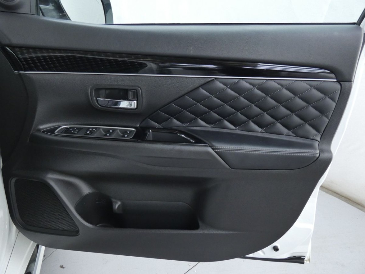 MITSUBISHI OUTLANDER 2.4 PHEV EXCEED 5D 222 BHP - 2020 - £15,700