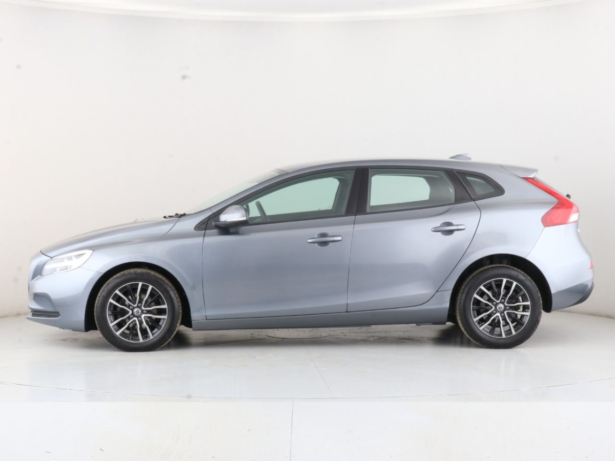VOLVO V40 2.0 D2 MOMENTUM NAV PLUS 5D 118 BHP - 2017 - £8,990