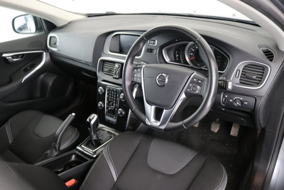 VOLVO V40 2.0 D2 MOMENTUM NAV PLUS 5D 118 BHP - 2017 - £8,990