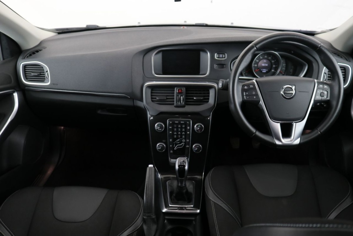 VOLVO V40 2.0 D2 MOMENTUM NAV PLUS 5D 118 BHP - 2017 - £8,990