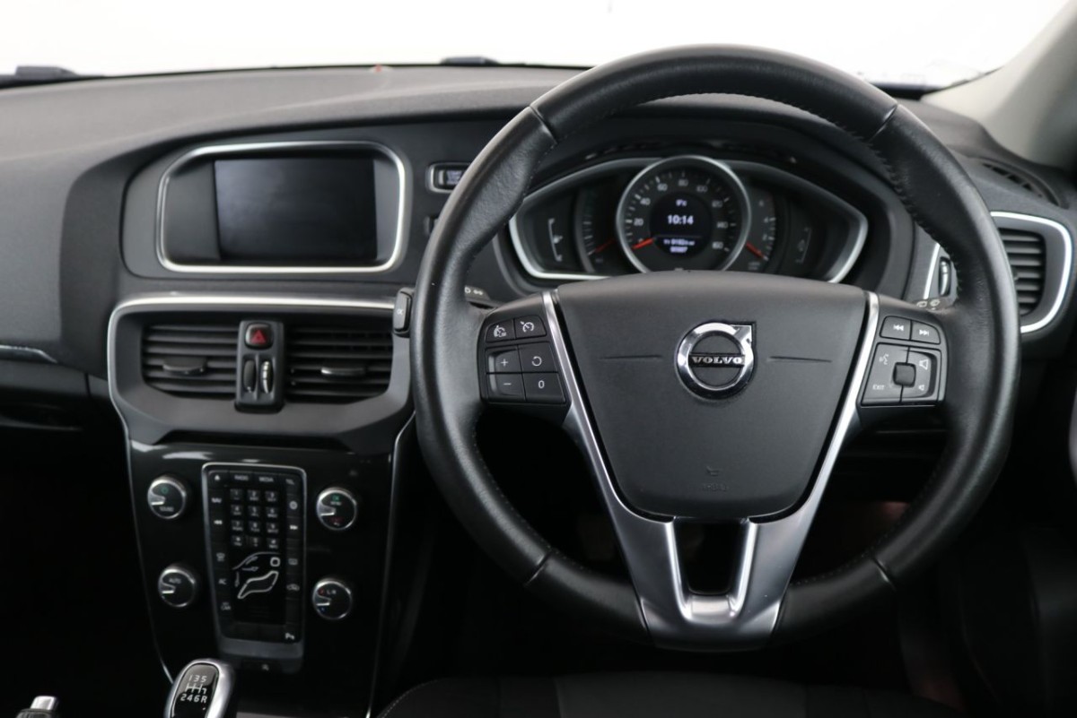 VOLVO V40 2.0 D2 MOMENTUM NAV PLUS 5D 118 BHP - 2017 - £8,990