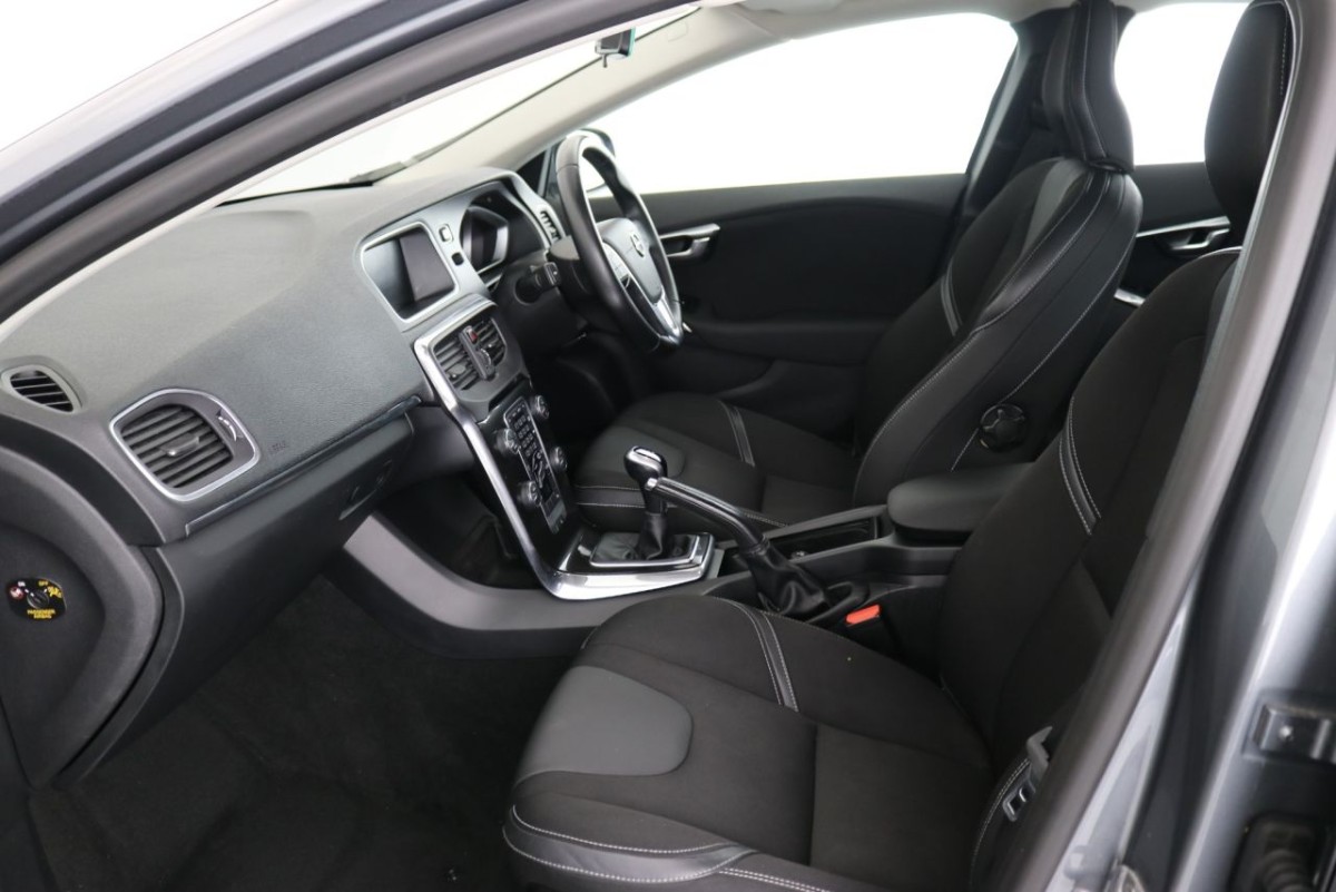 VOLVO V40 2.0 D2 MOMENTUM NAV PLUS 5D 118 BHP - 2017 - £8,990