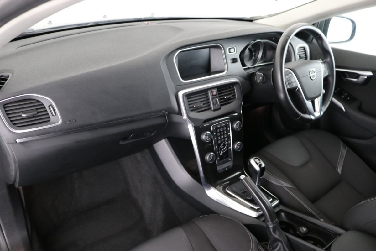 VOLVO V40 2.0 D2 MOMENTUM NAV PLUS 5D 118 BHP - 2017 - £8,990