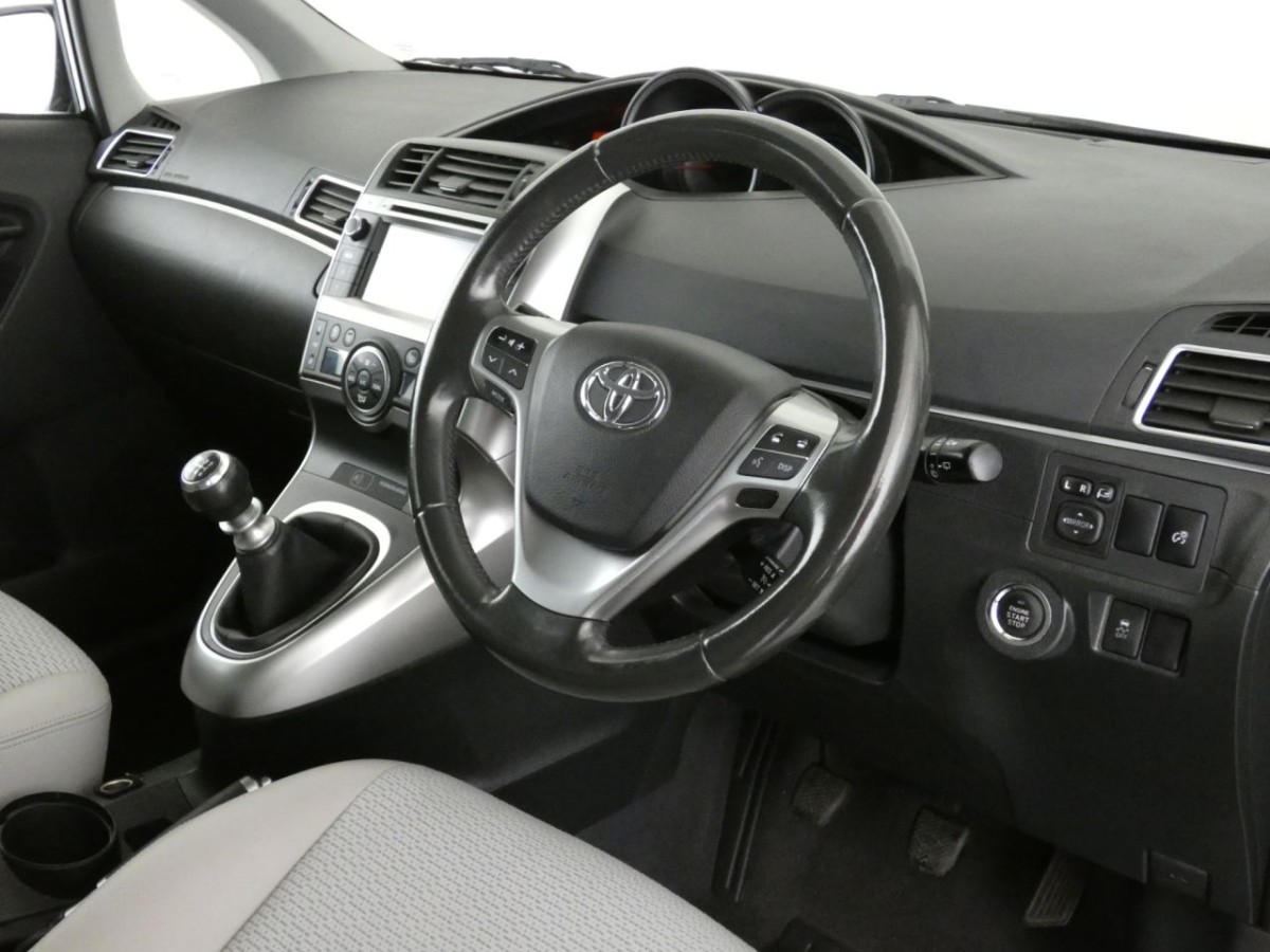 TOYOTA VERSO 1.6 D-4D EXCEL 5D 110 BHP - 2015 - £10,400