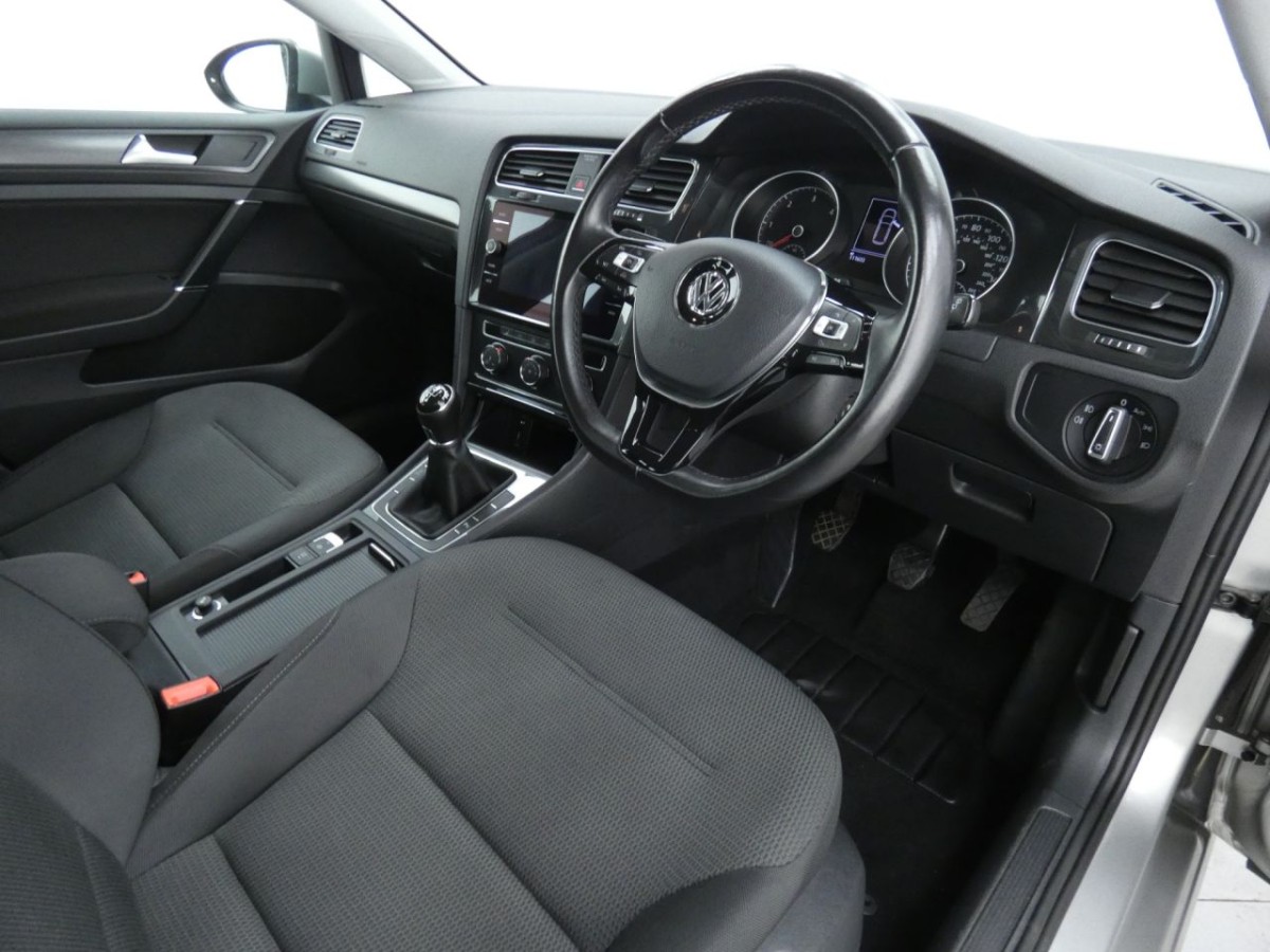 VOLKSWAGEN GOLF 1.6 SE NAVIGATION TDI BLUEMOTION TECHNOLOGY 5D 114 BHP ESTATE - 2017 - £6,400