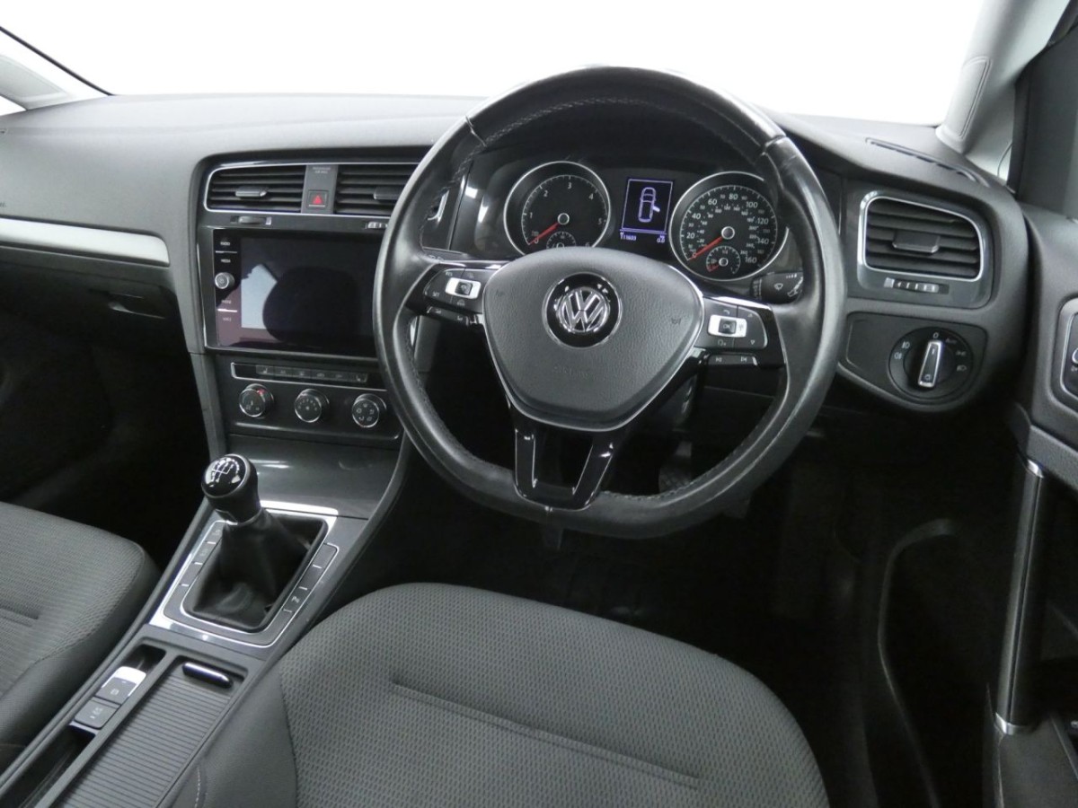VOLKSWAGEN GOLF 1.6 SE NAVIGATION TDI BLUEMOTION TECHNOLOGY 5D 114 BHP ESTATE - 2017 - £6,400