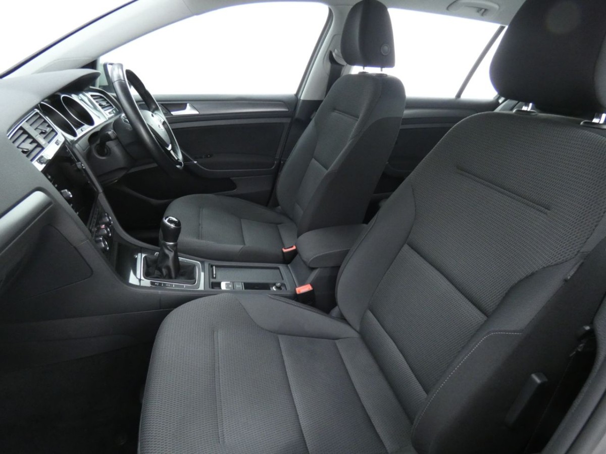 VOLKSWAGEN GOLF 1.6 SE NAVIGATION TDI BLUEMOTION TECHNOLOGY 5D 114 BHP ESTATE - 2017 - £6,400
