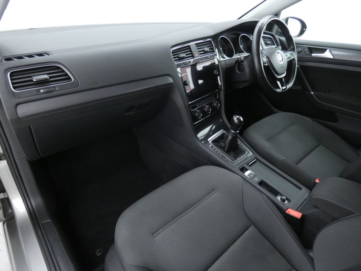 VOLKSWAGEN GOLF 1.6 SE NAVIGATION TDI BLUEMOTION TECHNOLOGY 5D 114 BHP ESTATE - 2017 - £6,400