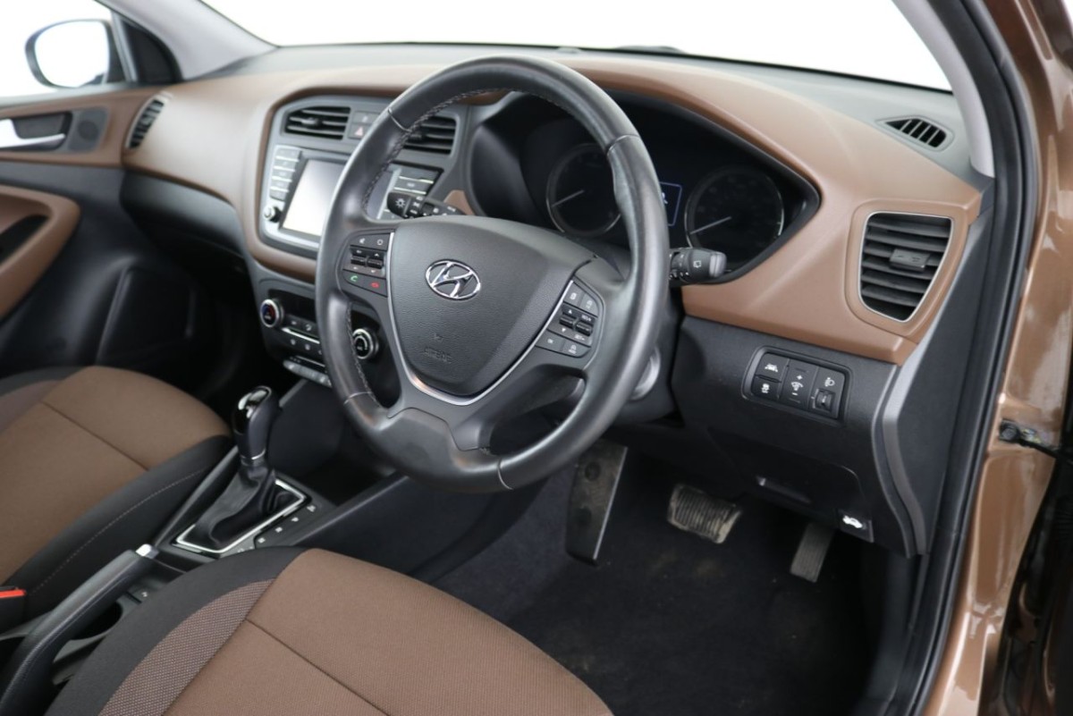 HYUNDAI I20 1.4 MPI PREMIUM SE NAV 5D 99 BHP - 2015 - £12,400