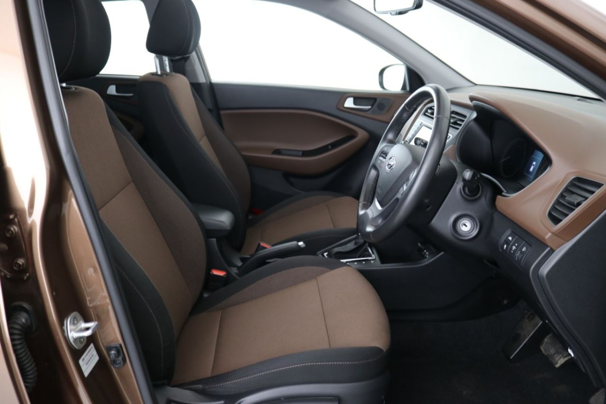 HYUNDAI I20 1.4 MPI PREMIUM SE NAV 5D 99 BHP - 2015 - £12,400