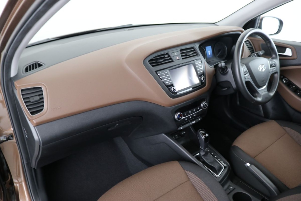 HYUNDAI I20 1.4 MPI PREMIUM SE NAV 5D 99 BHP - 2015 - £12,400