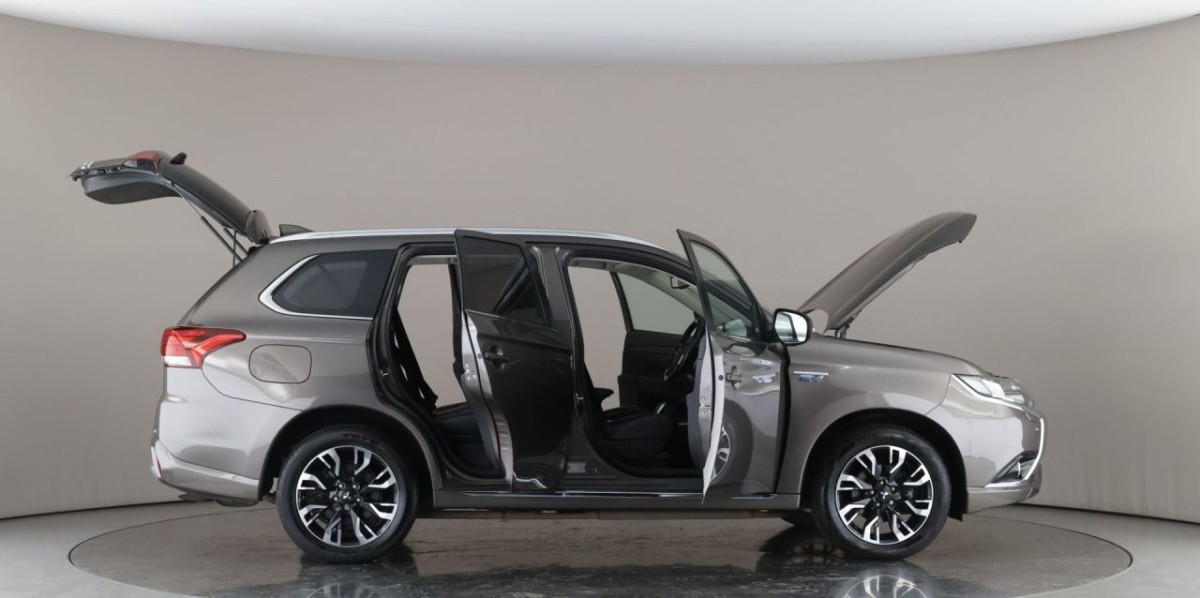 MITSUBISHI OUTLANDER 2.0 PHEV 4HS 5D 200 BHP - 2018 - £16,400