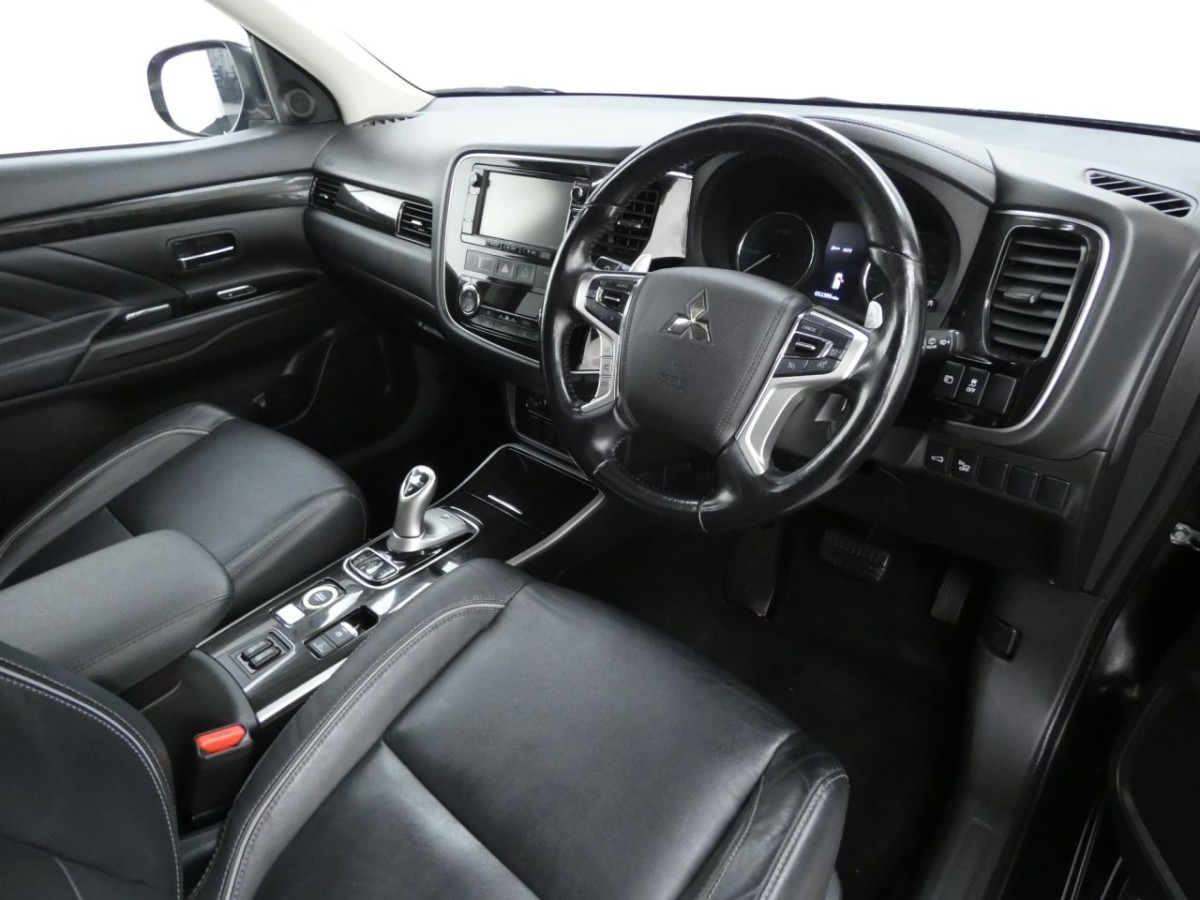 MITSUBISHI OUTLANDER 2.0 PHEV 4H 5D 200 BHP - 2017 - £12,990