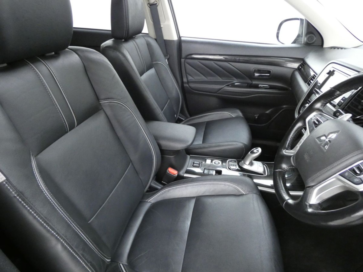 MITSUBISHI OUTLANDER 2.0 PHEV 4H 5D 200 BHP - 2017 - £12,990