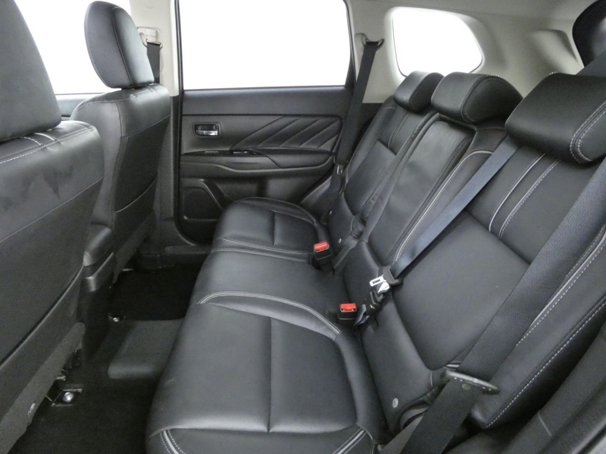 MITSUBISHI OUTLANDER 2.0 PHEV 4H 5D 200 BHP - 2017 - £12,990