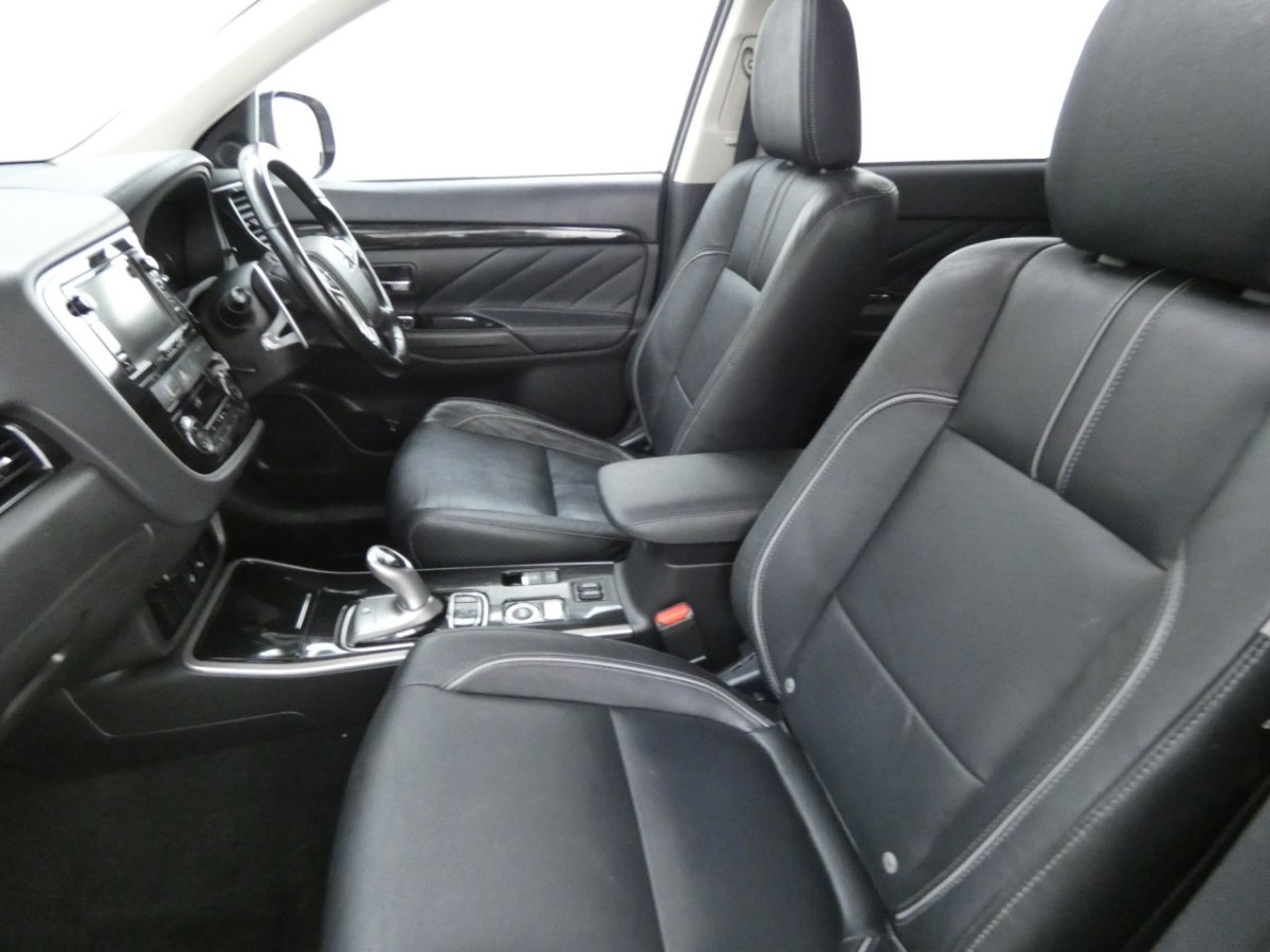 MITSUBISHI OUTLANDER 2.0 PHEV 4H 5D 200 BHP - 2017 - £12,990