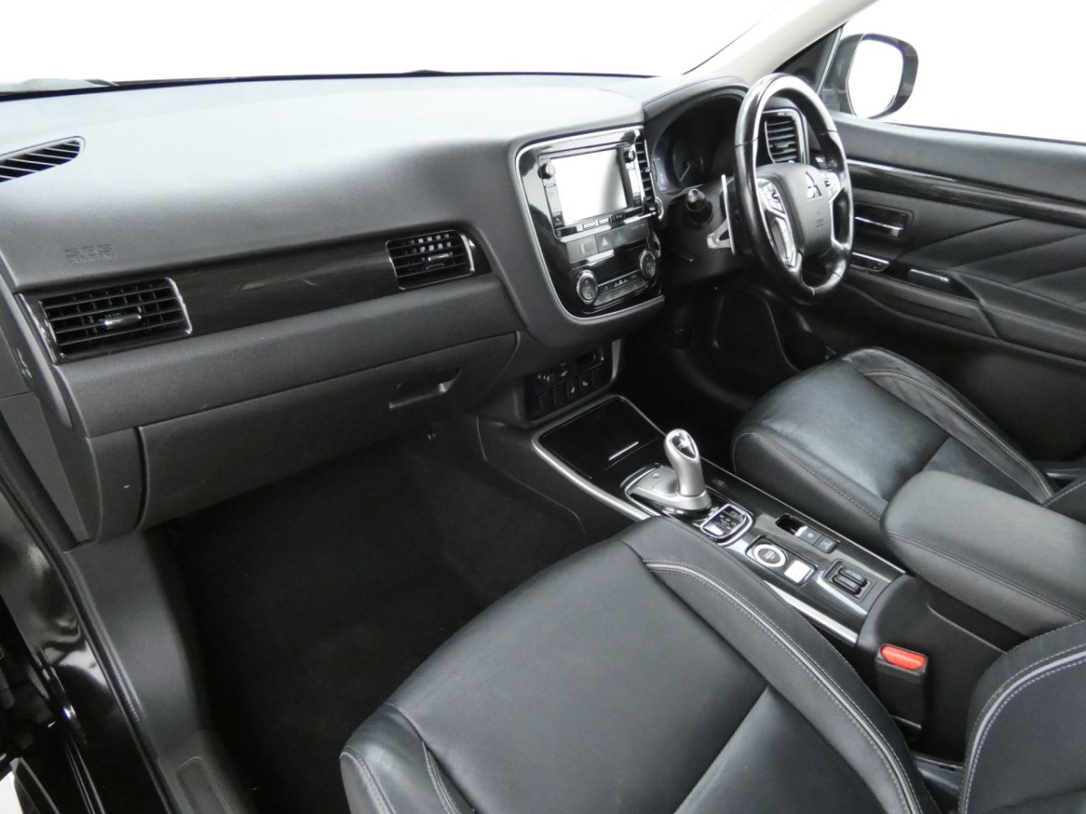 MITSUBISHI OUTLANDER 2.0 PHEV 4H 5D 200 BHP - 2017 - £12,990