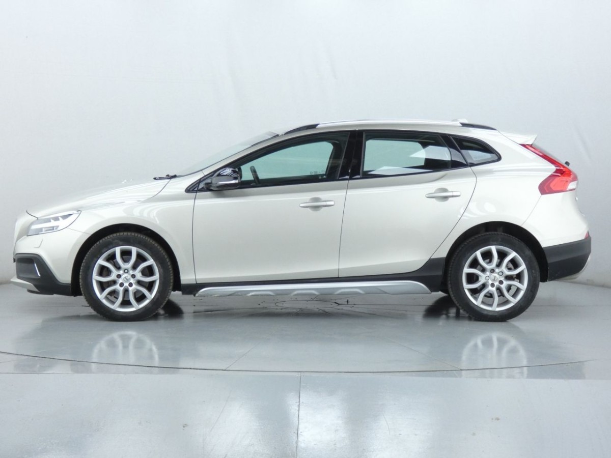 VOLVO V40 2.0 T3 CROSS COUNTRY PRO 5D 150 BHP - 2017 - £11,990