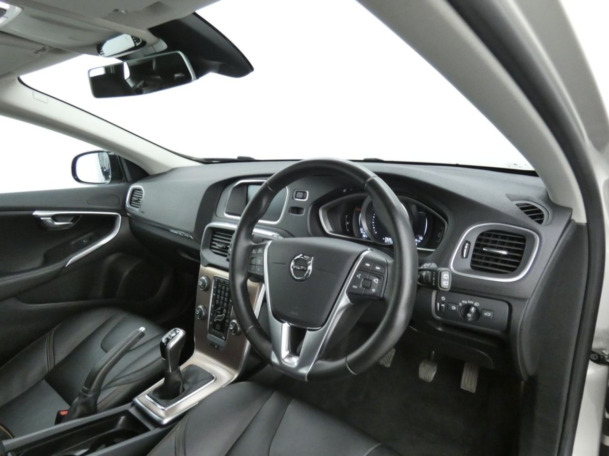VOLVO V40 2.0 T3 CROSS COUNTRY PRO 5D 150 BHP - 2017 - £11,990