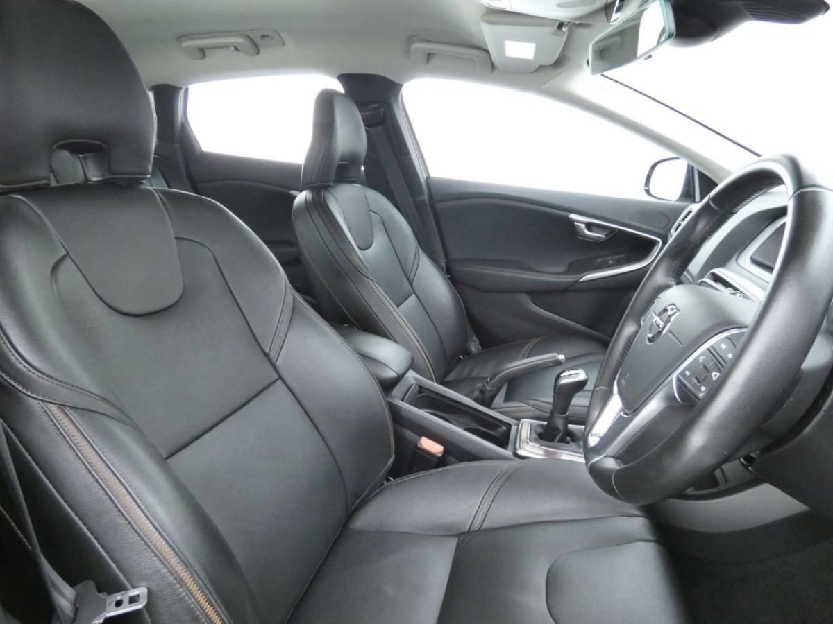 VOLVO V40 2.0 T3 CROSS COUNTRY PRO 5D 150 BHP - 2017 - £11,990