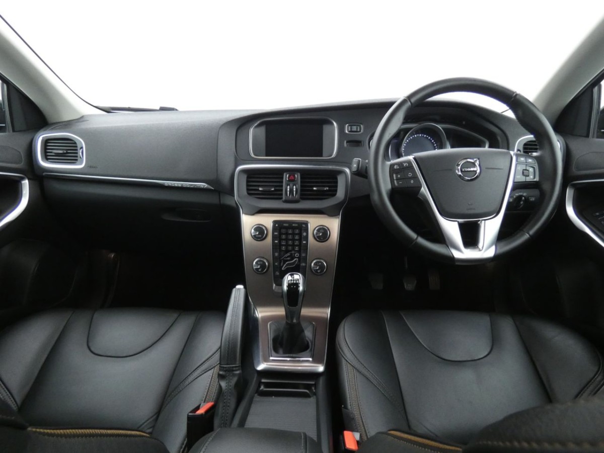 VOLVO V40 2.0 T3 CROSS COUNTRY PRO 5D 150 BHP - 2017 - £11,990