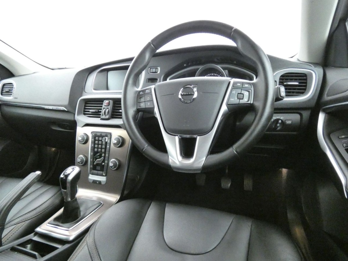 VOLVO V40 2.0 T3 CROSS COUNTRY PRO 5D 150 BHP - 2017 - £11,990