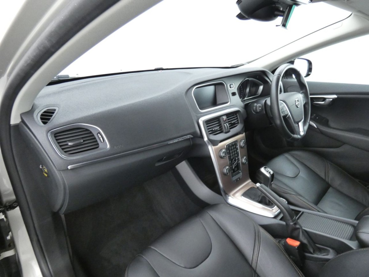 VOLVO V40 2.0 T3 CROSS COUNTRY PRO 5D 150 BHP - 2017 - £11,990