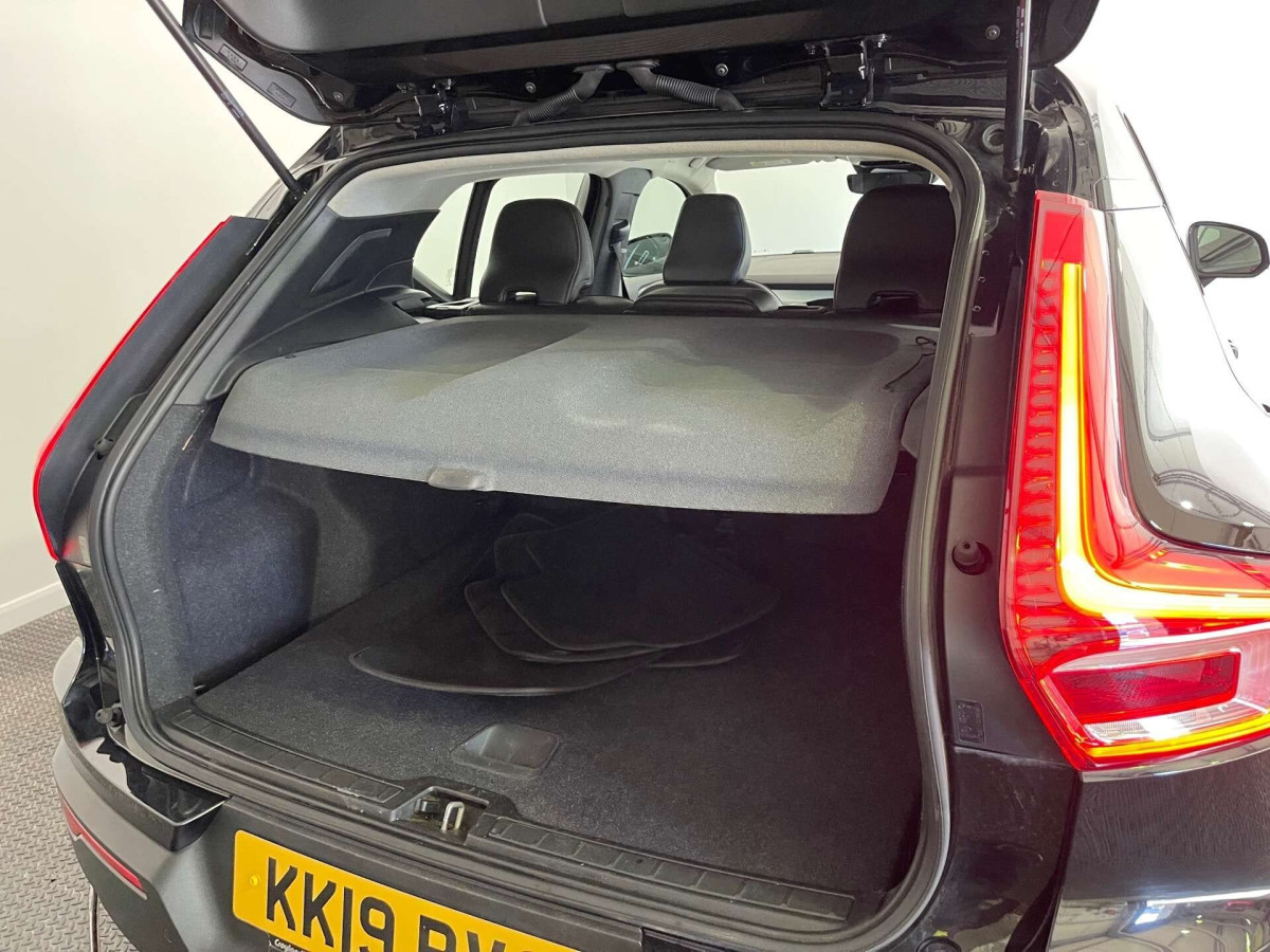 VOLVO XC40 2019 (19) 2.0 D3 MOMENTUM SUV 5DR DIESEL AUTO EURO 6 (S/S) (150 PS) - 2019 - £12,500
