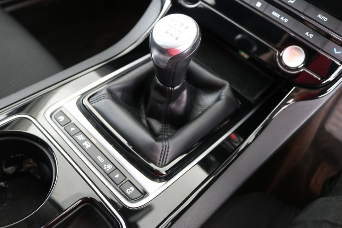 JAGUAR XE 2.0 SE 4D 178 BHP - 2017 - £15,990