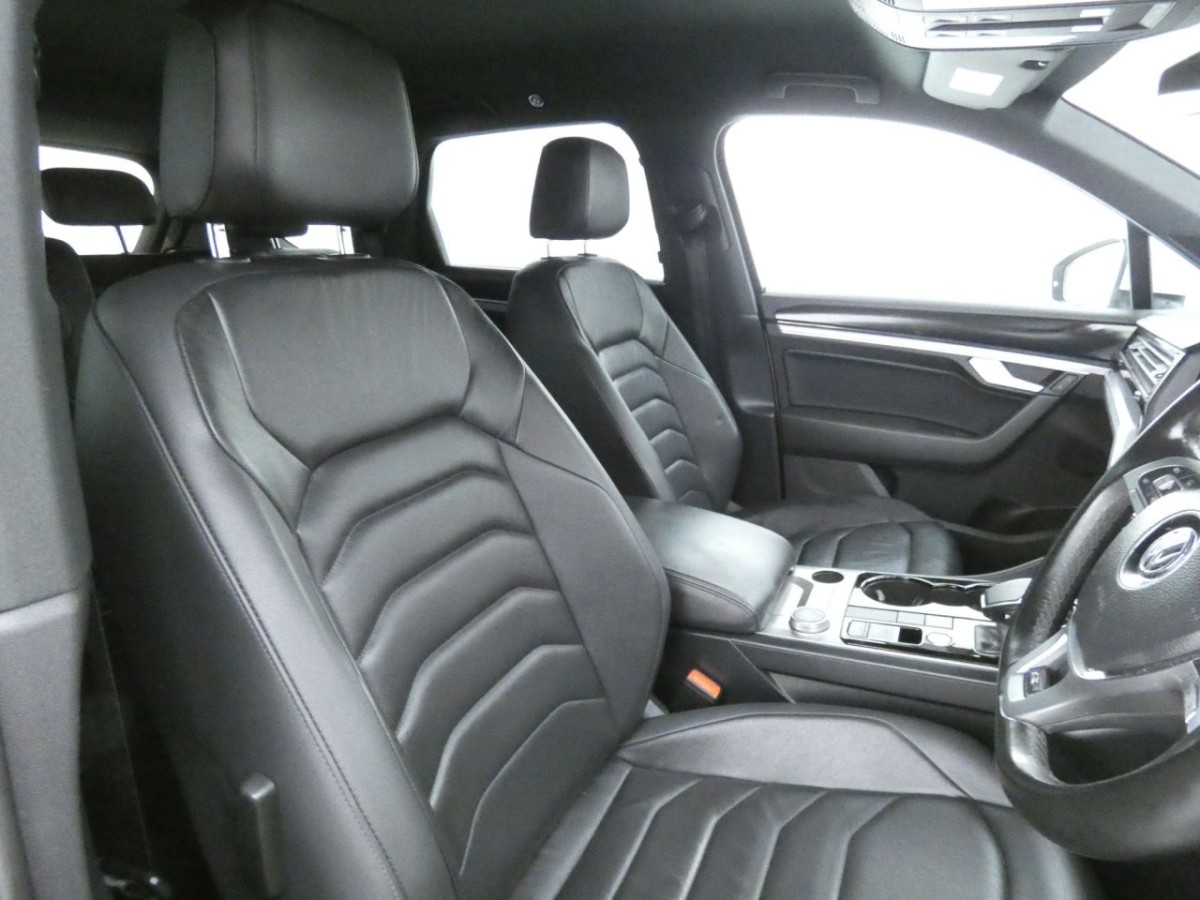 VOLKSWAGEN TOUAREG 3.0 V6 R-LINE TDI 5D 228 BHP - 2019 - £25,400