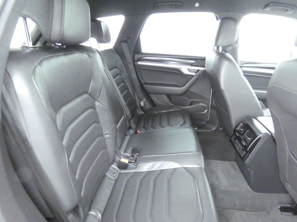 VOLKSWAGEN TOUAREG 3.0 V6 R-LINE TDI 5D 228 BHP - 2019 - £25,400