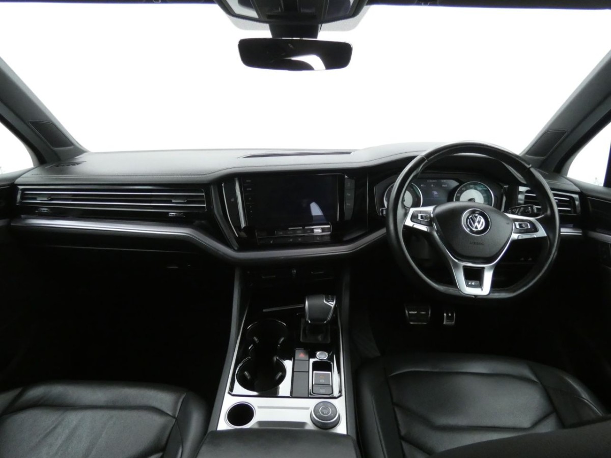 VOLKSWAGEN TOUAREG 3.0 V6 R-LINE TDI 5D 228 BHP - 2019 - £25,400