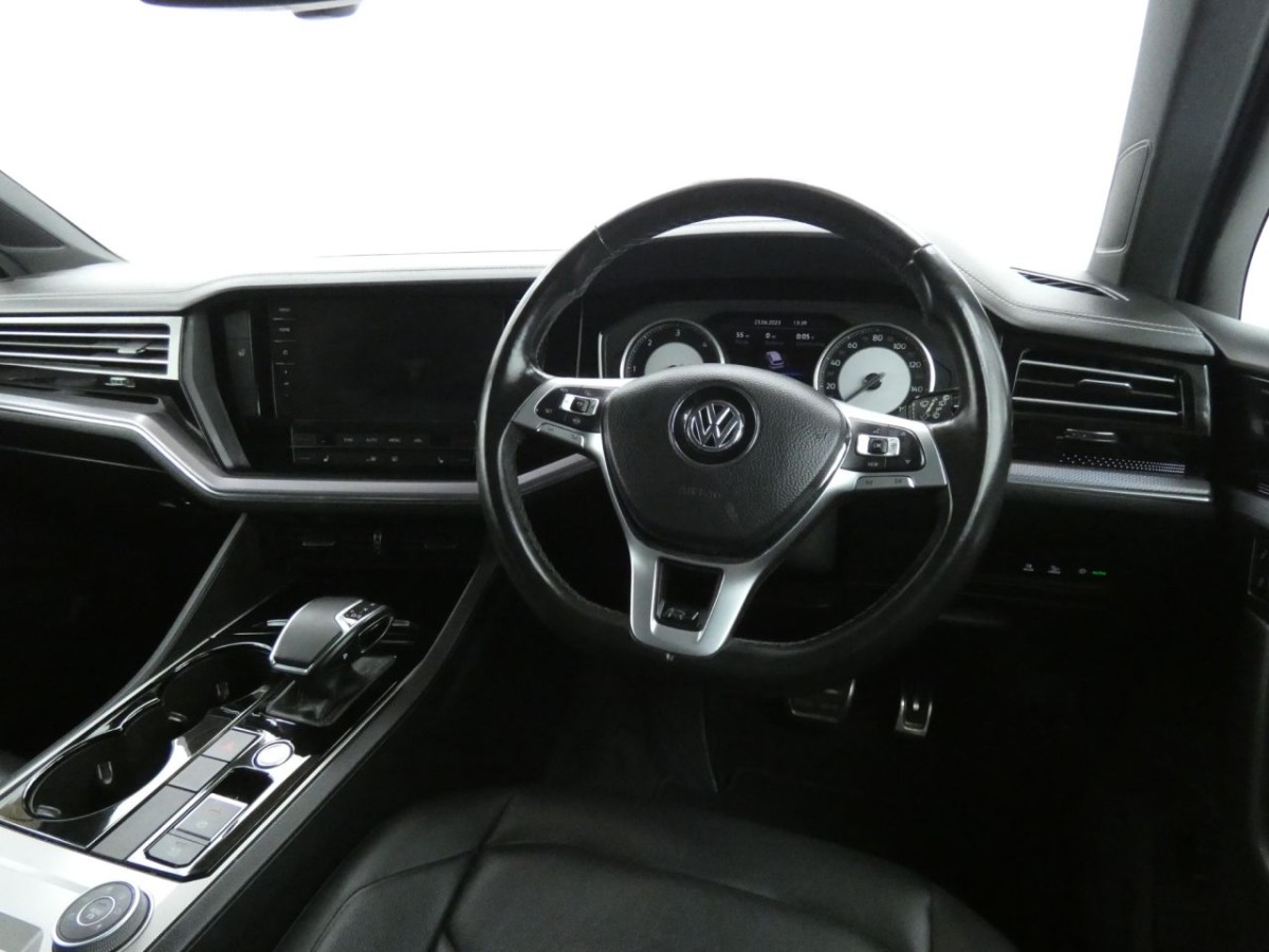 VOLKSWAGEN TOUAREG 3.0 V6 R-LINE TDI 5D 228 BHP - 2019 - £25,400