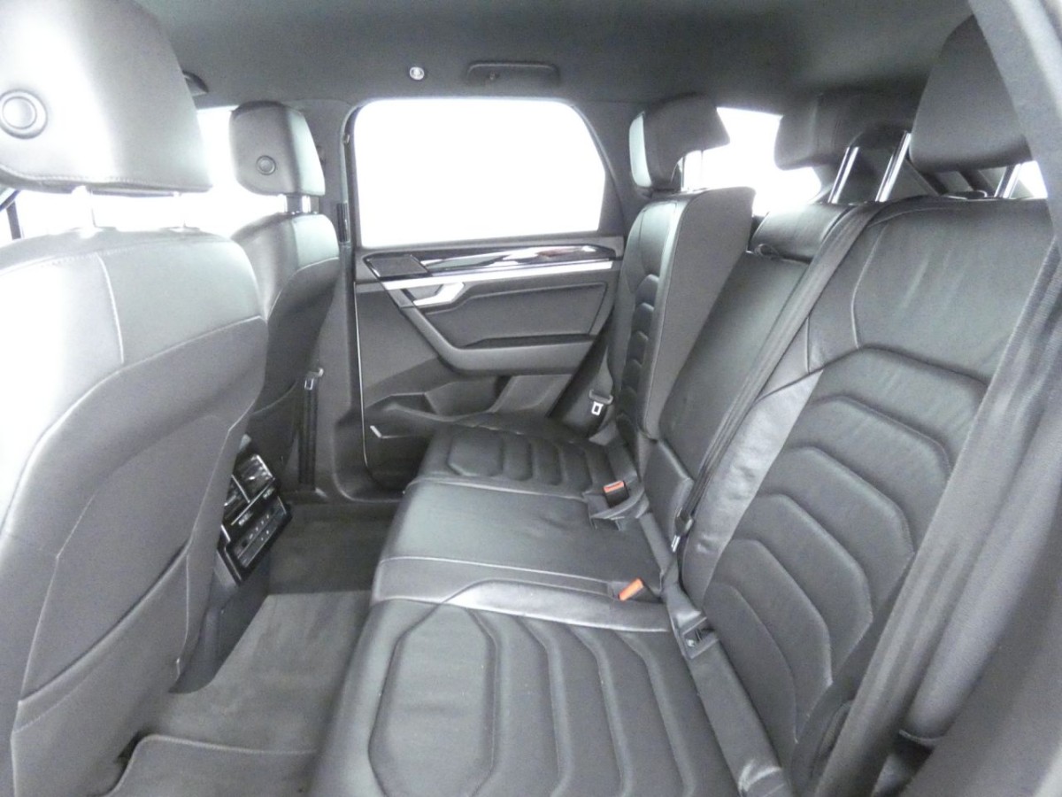 VOLKSWAGEN TOUAREG 3.0 V6 R-LINE TDI 5D 228 BHP - 2019 - £25,400