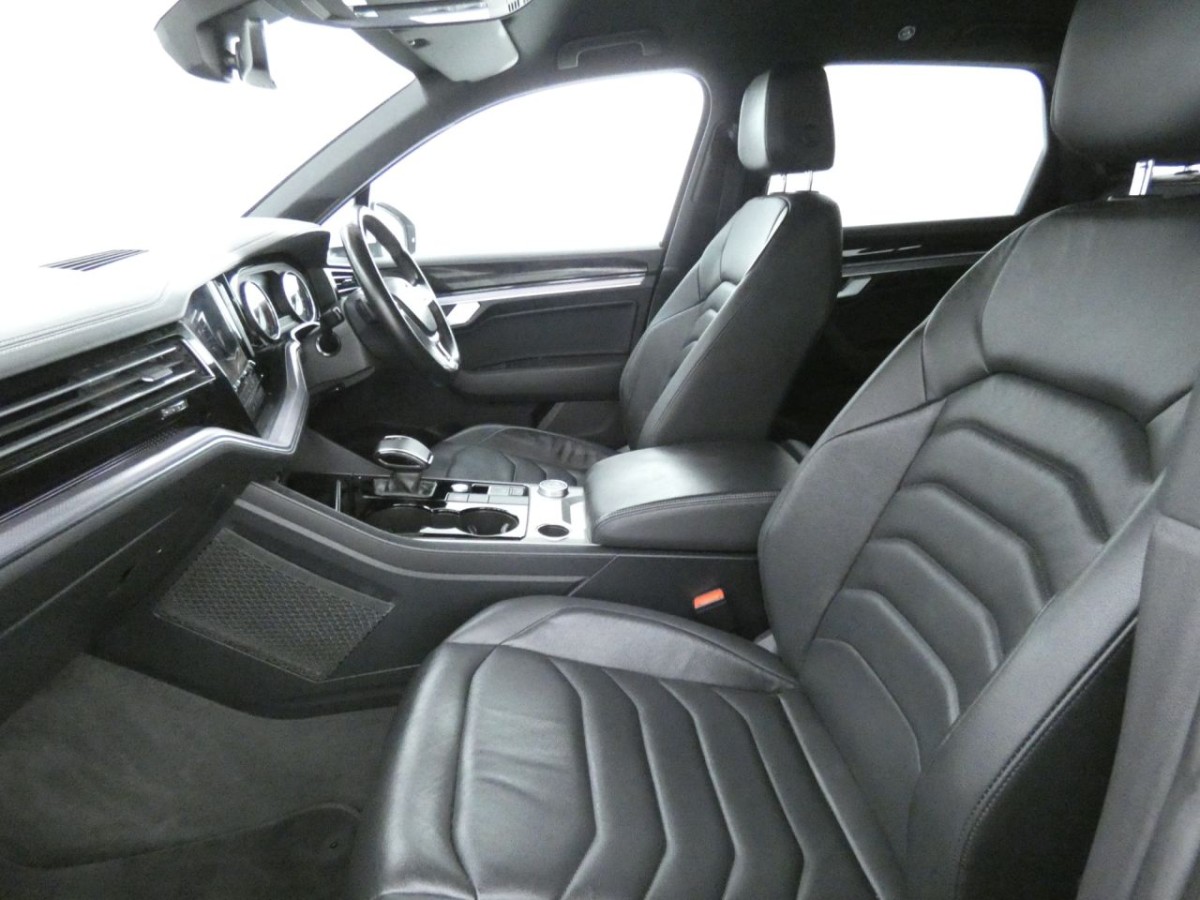 VOLKSWAGEN TOUAREG 3.0 V6 R-LINE TDI 5D 228 BHP - 2019 - £25,400