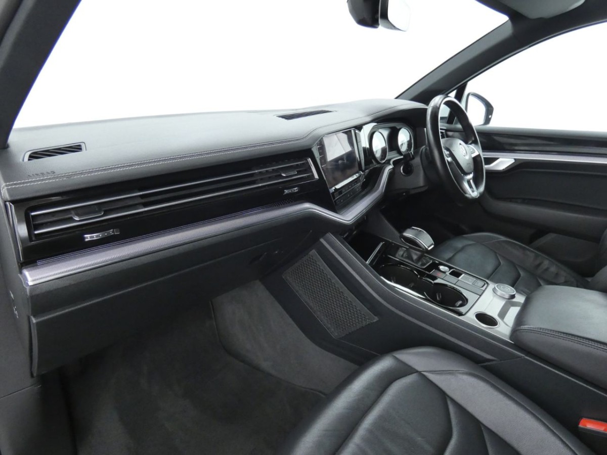 VOLKSWAGEN TOUAREG 3.0 V6 R-LINE TDI 5D 228 BHP - 2019 - £25,400