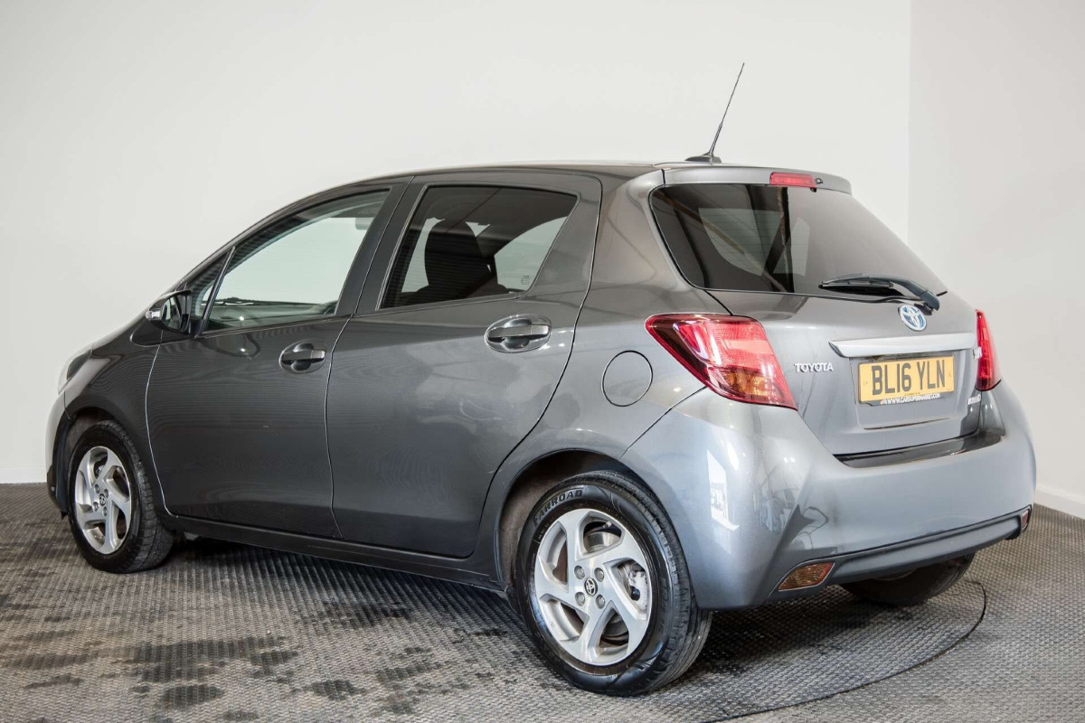 TOYOTA YARIS 2016 (16) 1.5 VVT-H ICON HATCHBACK 5DR PETROL HYBRID E-CVT EURO 6 (101 PS) - 2016 - £9,250