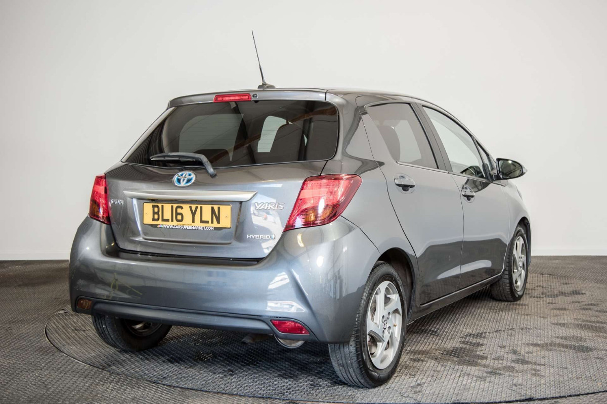TOYOTA YARIS 2016 (16) 1.5 VVT-H ICON HATCHBACK 5DR PETROL HYBRID E-CVT EURO 6 (101 PS) - 2016 - £9,250