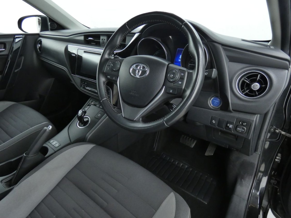 TOYOTA AURIS 1.8 VVT-I ICON TECH TOURING SPORTS 5D 135 BHP - 2019 - £11,990
