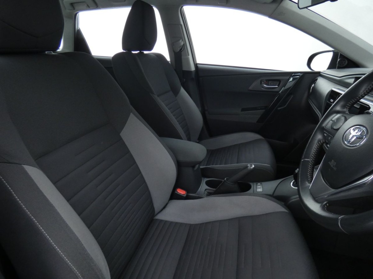 TOYOTA AURIS 1.8 VVT-I ICON TECH TOURING SPORTS 5D 135 BHP - 2019 - £11,990