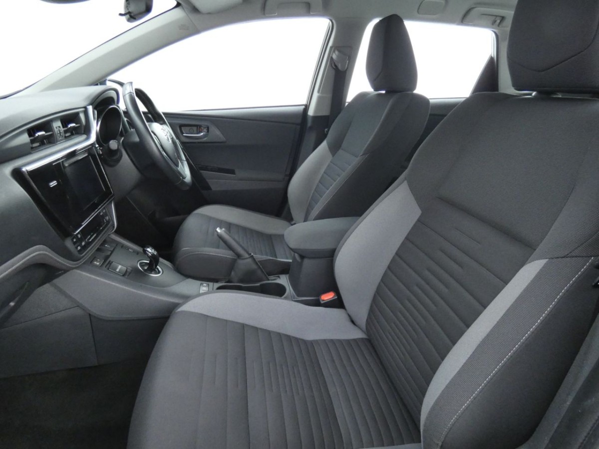 TOYOTA AURIS 1.8 VVT-I ICON TECH TOURING SPORTS 5D 135 BHP - 2019 - £11,990