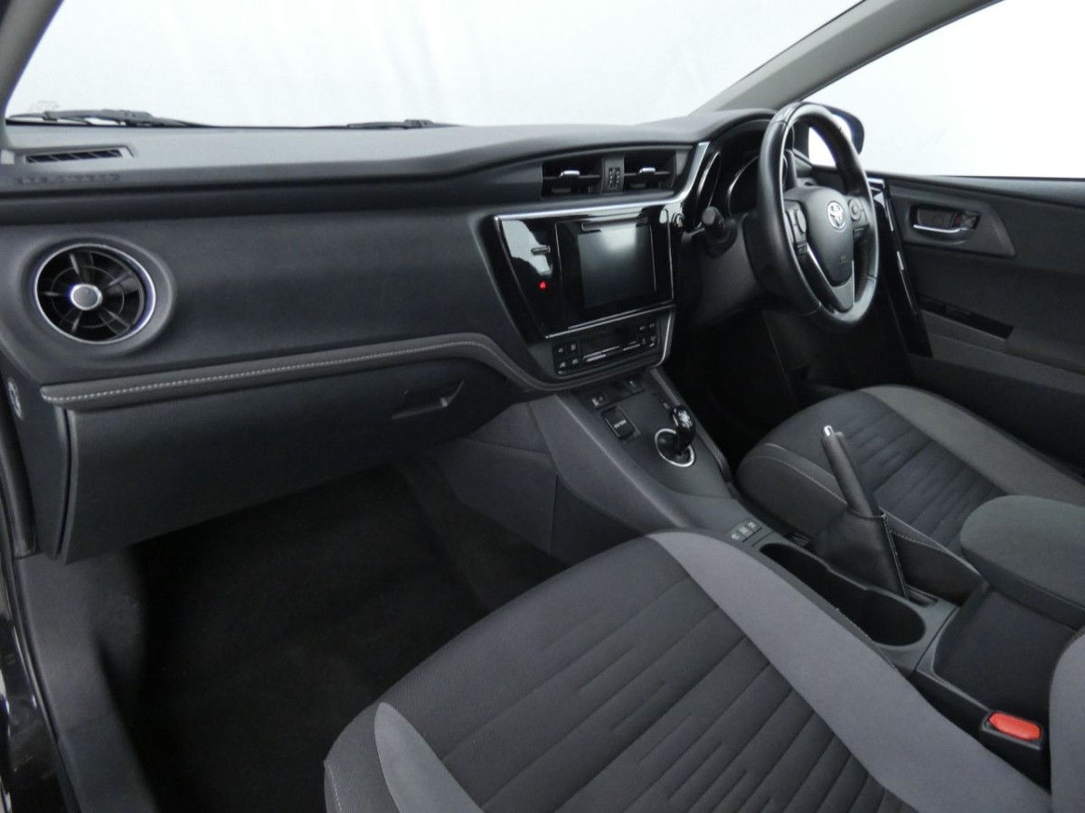 TOYOTA AURIS 1.8 VVT-I ICON TECH TOURING SPORTS 5D 135 BHP - 2019 - £11,990