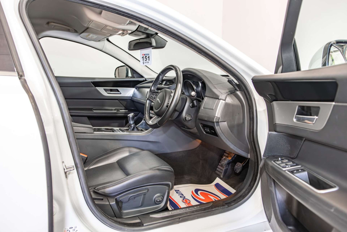JAGUAR XF 2018 (18) 2.0D PRESTIGE SALOON 4DR DIESEL MANUAL EURO 6 (S/S) (180 PS) - 2018 - £9,000